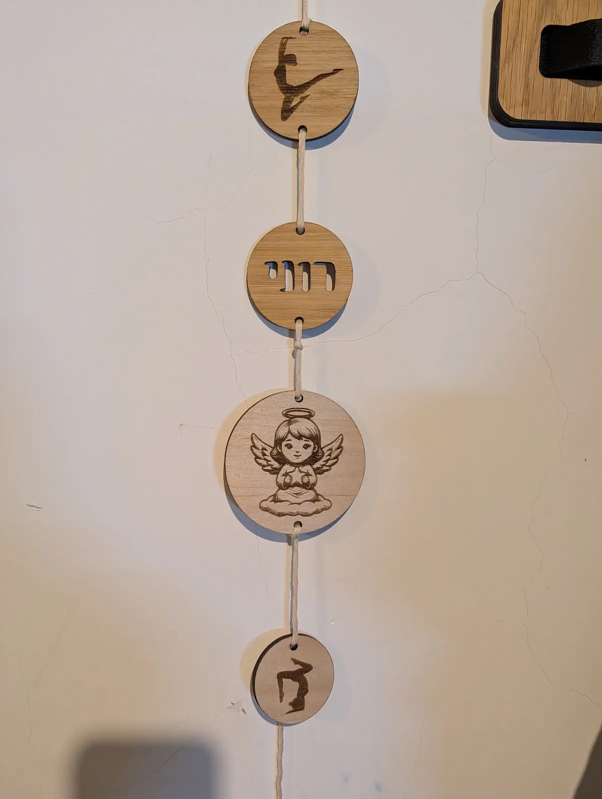 שרשרת עיגולי עץ עם מלאך וכיתוב