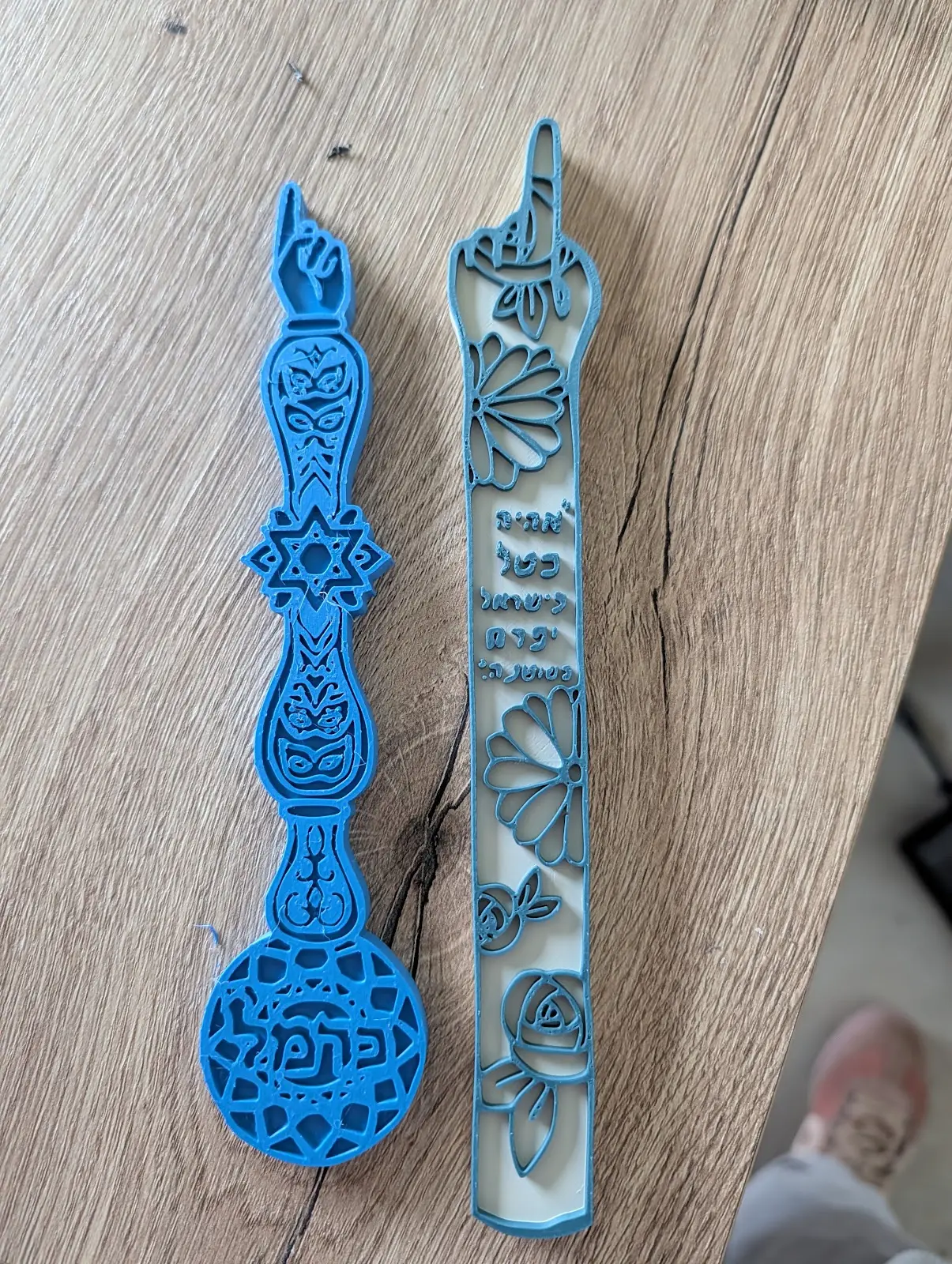 שתי סימניות כחולות מודפסות בתלת־ממד
