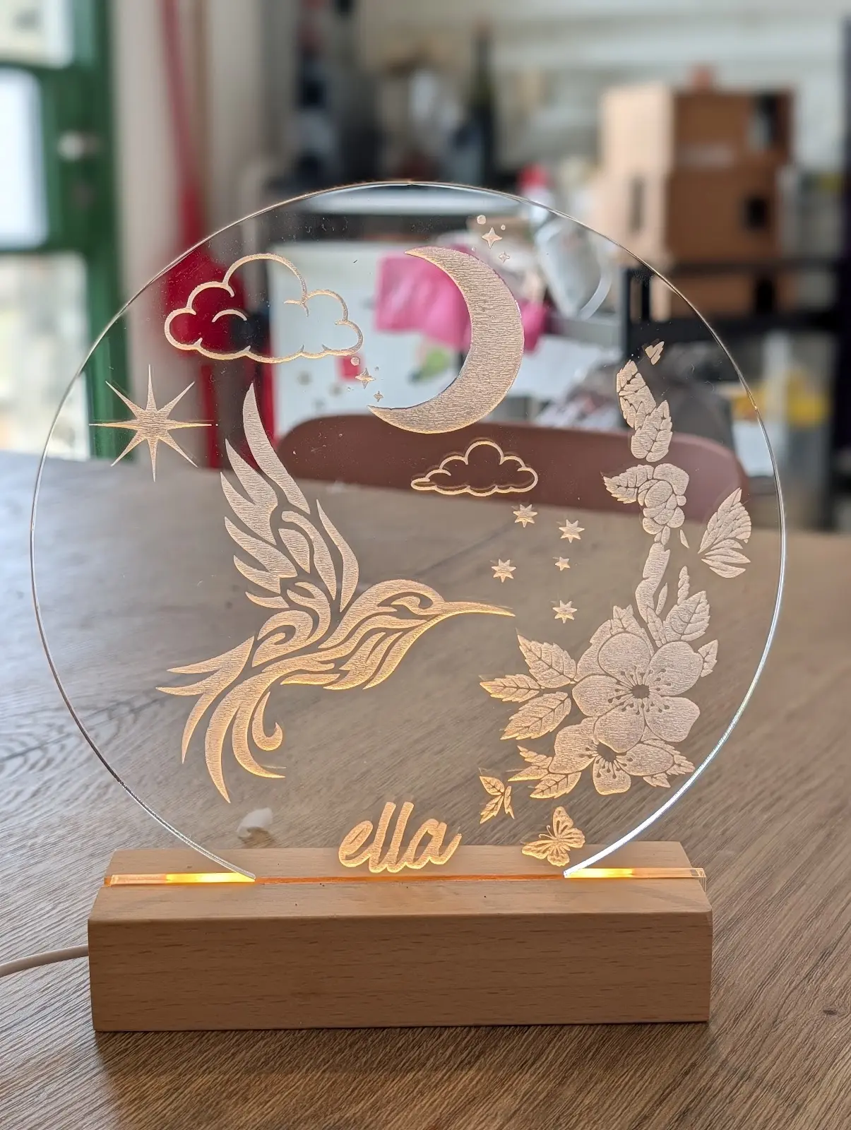 מנורת לילה מאקריליק חרוט עם יונק דבש והשם ella