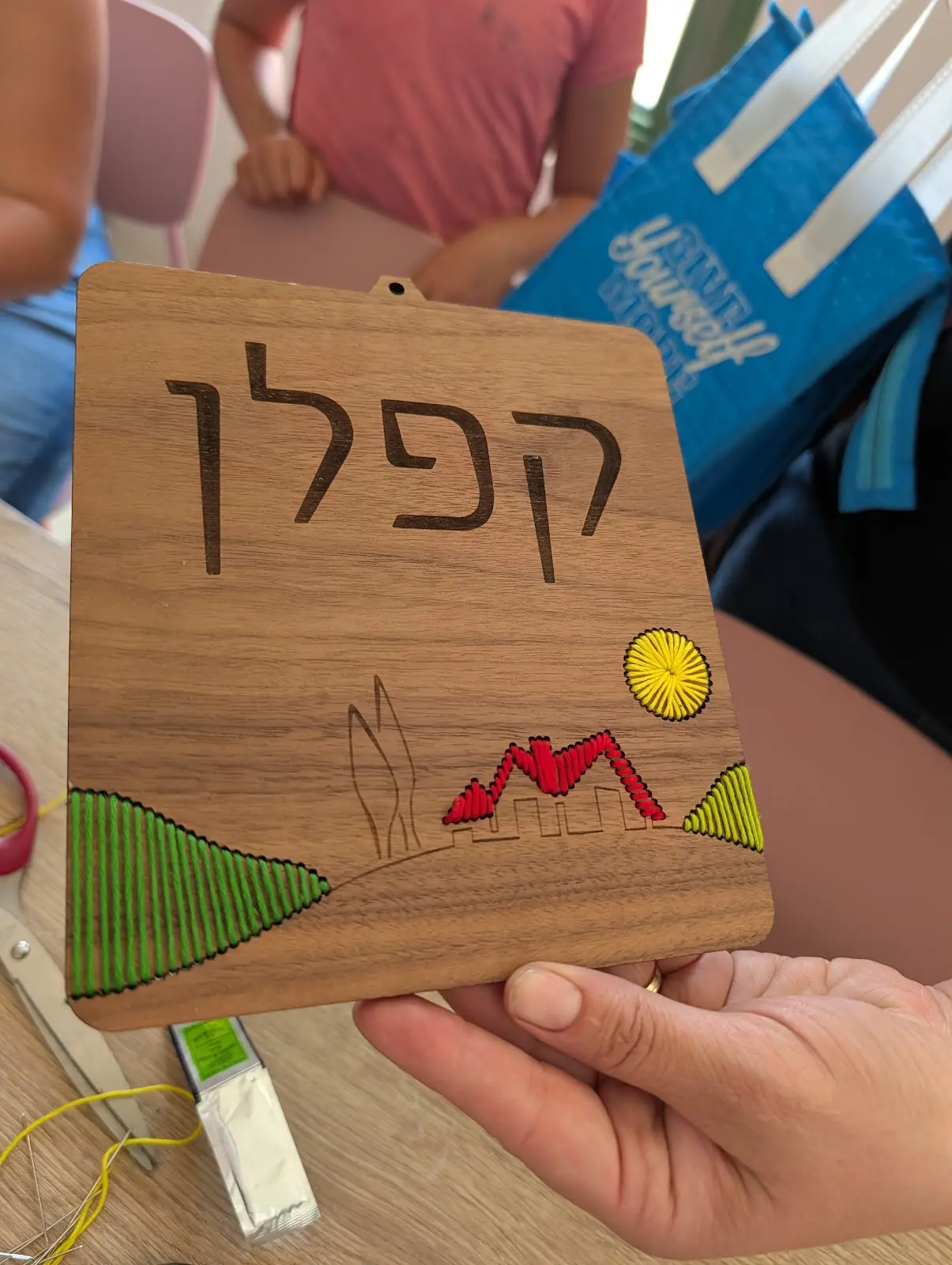 שלט משפחה מעץ עם נוף צבוע