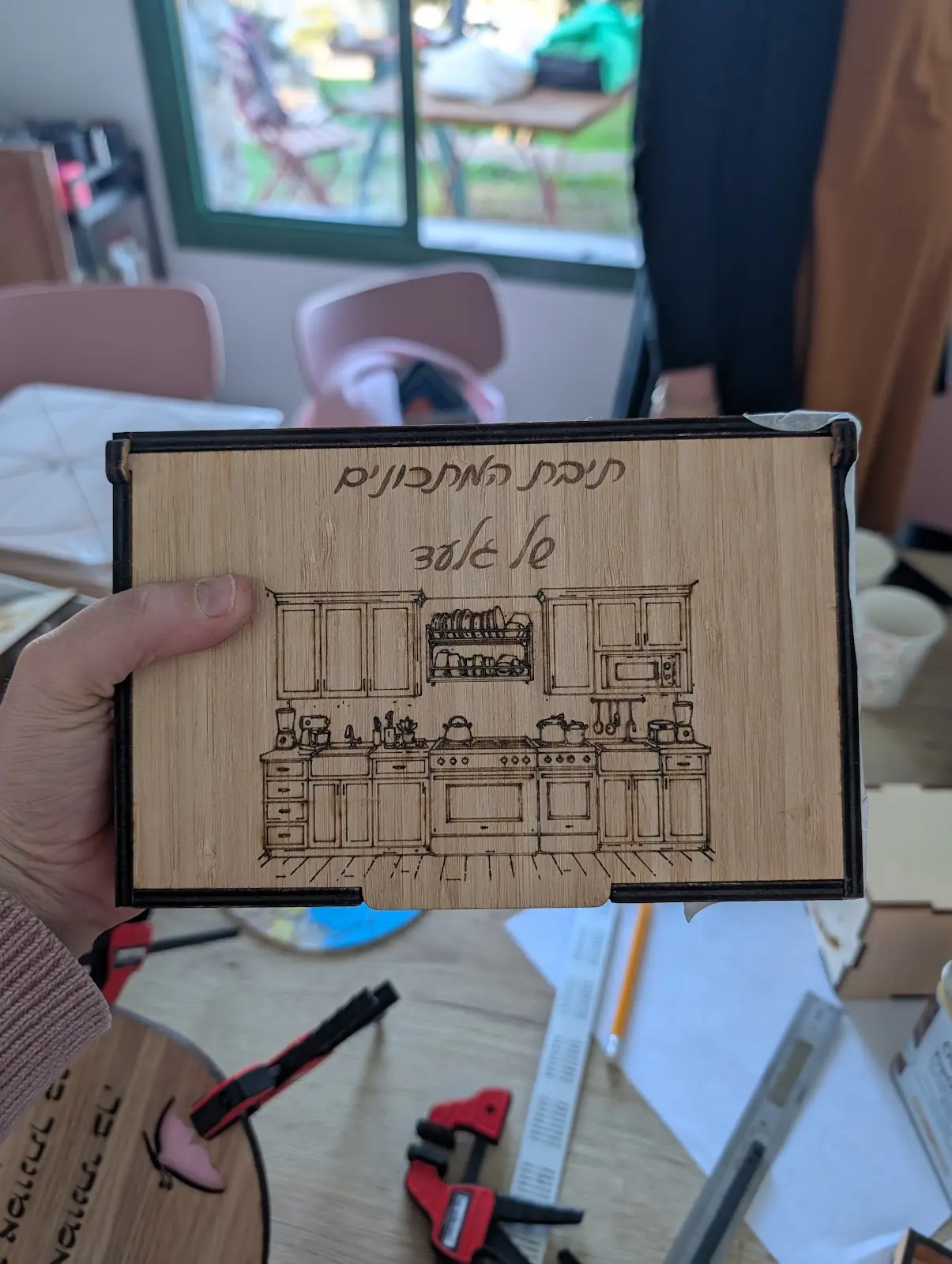 תיבת מתכונים מעץ עם חריטה של מטבח